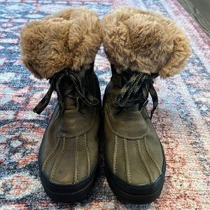 Sperry army green snowboots with fur trim detail